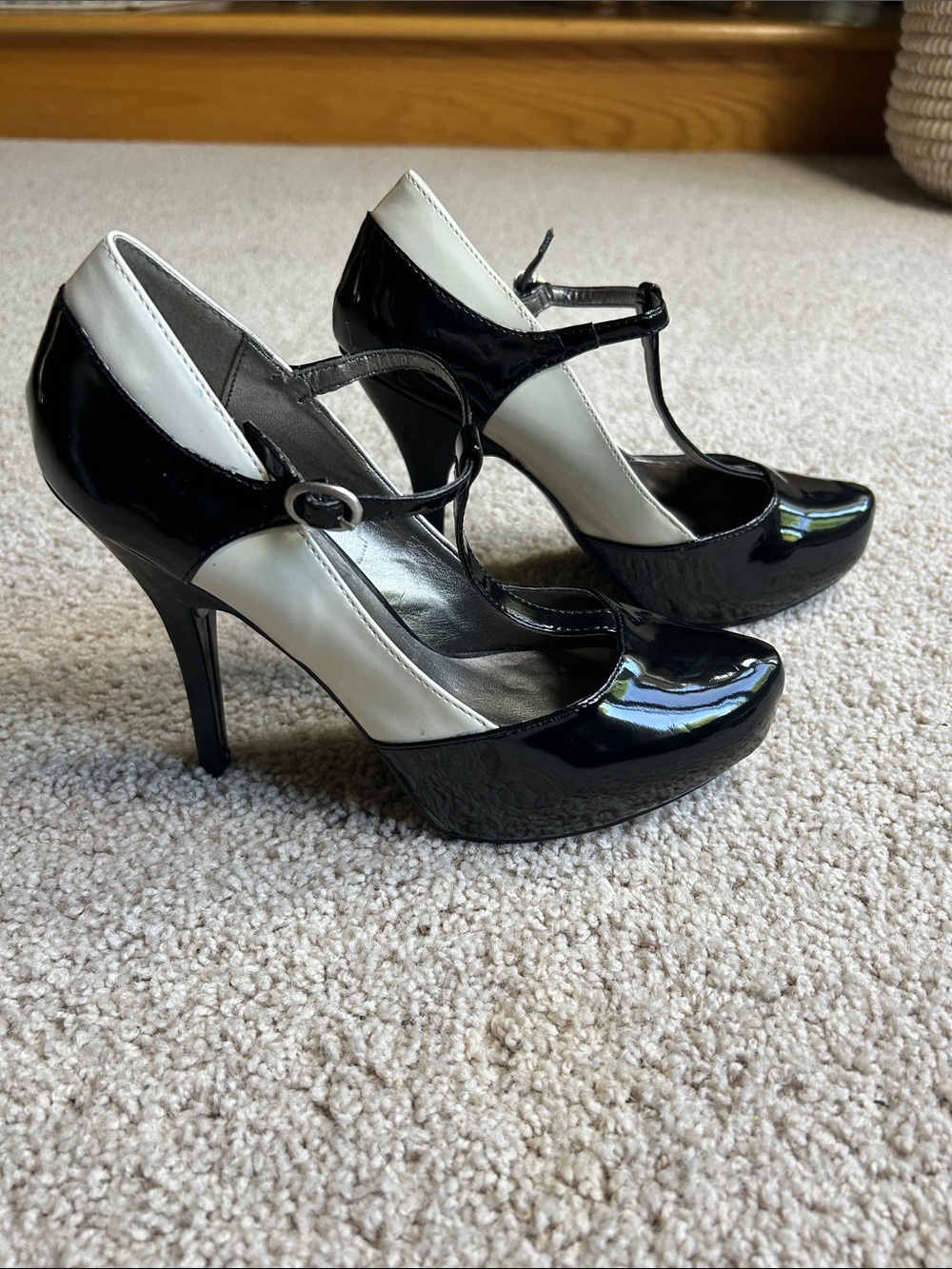 GUESS BLACK AND IVORY PUMPS